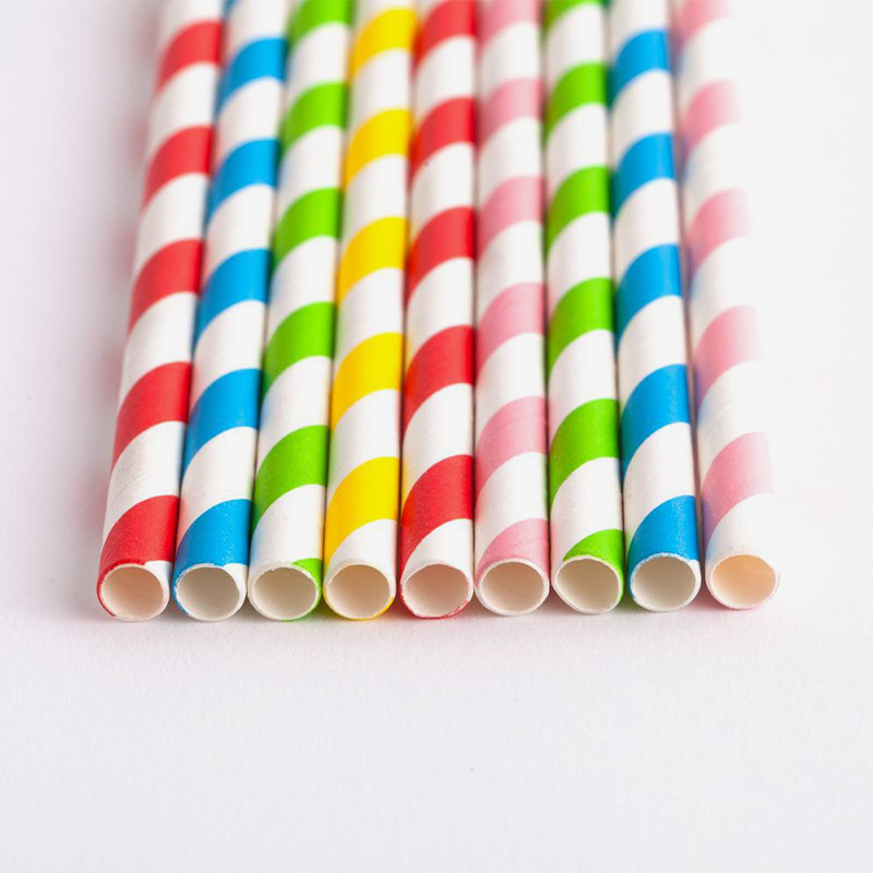 Kertakäyttöinen raidallinen paperipilli